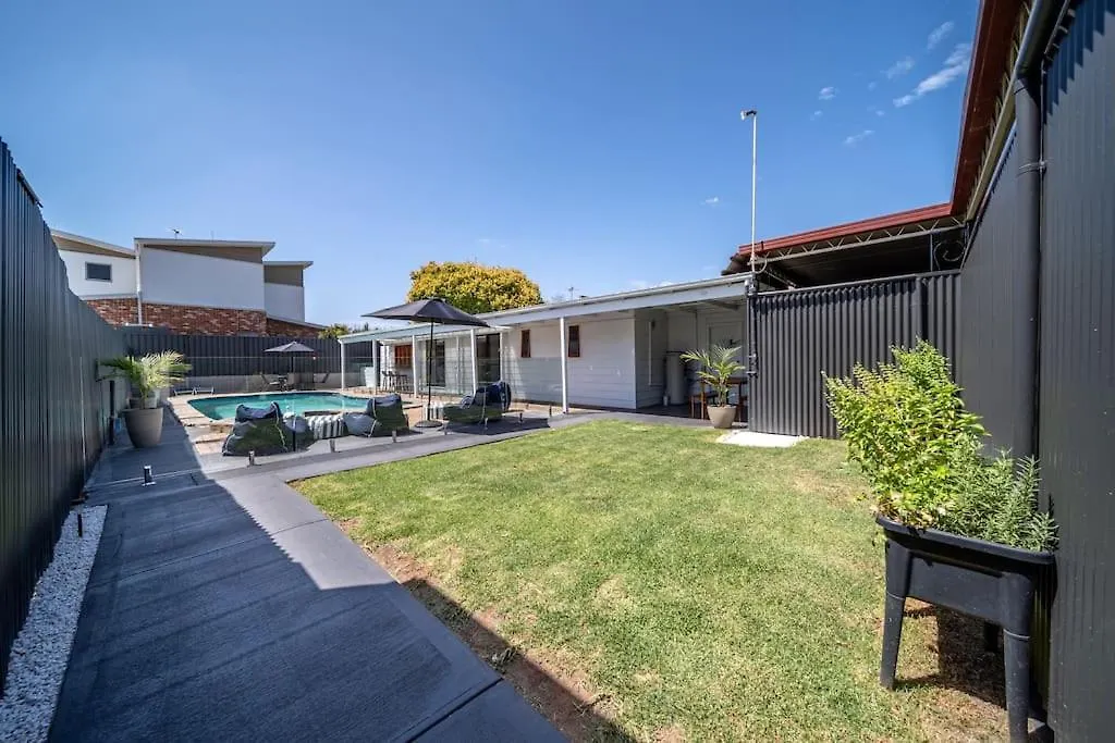 Villa Jupiter & Neptune - In-Ground Pool & Mini Bar Thebarton