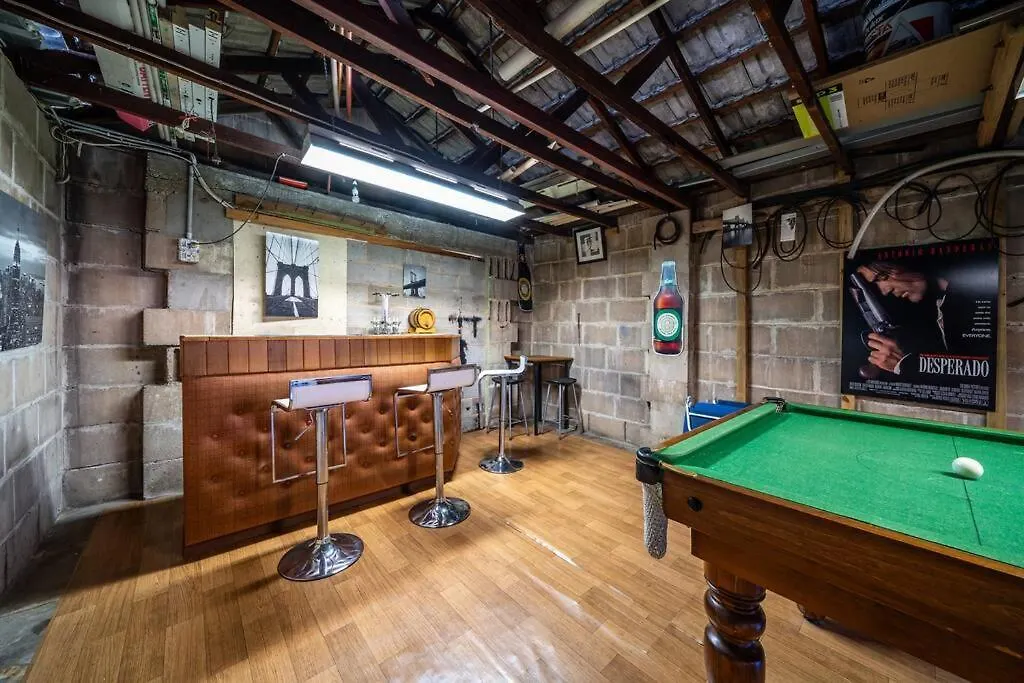 Jupiter & Neptune - In-Ground Pool & Mini Bar Thebarton Villa