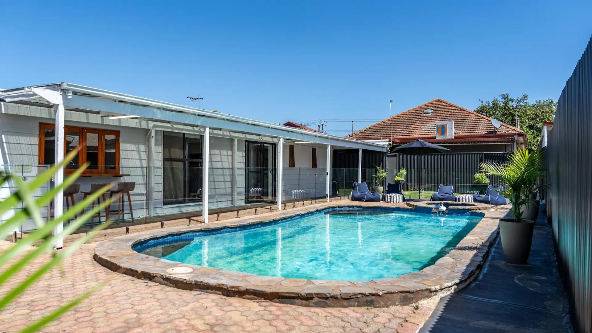 Villa Jupiter & Neptune - In-Ground Pool & Mini Bar Thebarton